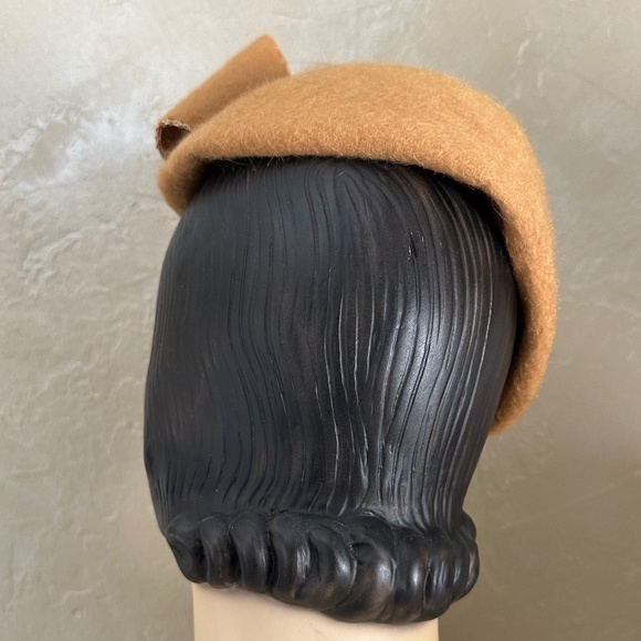 IMPRESSIVE 1950\'s MUSTARD COLOR FUZZY FELT  CAP +  BOW WITH GOLD THREAD EDGING main image 11